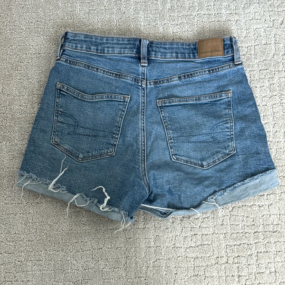American Eagle “mom shorts” denim Jean cutoff raw hem frayed cuffed cuff - Picture 4 of 7